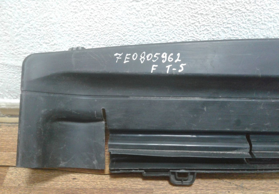 Шумоизоляция переднего бампера Volkswagen Transporter T5 oem 7e0805962 Шумоизоляция переднего бампера Volkswagen Transporter T5 oem 7e0805962