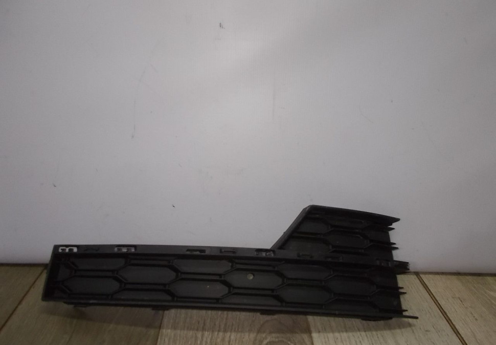 Решетка переднего бампера правая бу Skoda Octavia A7 рестайлинг OEM 5E0807682G