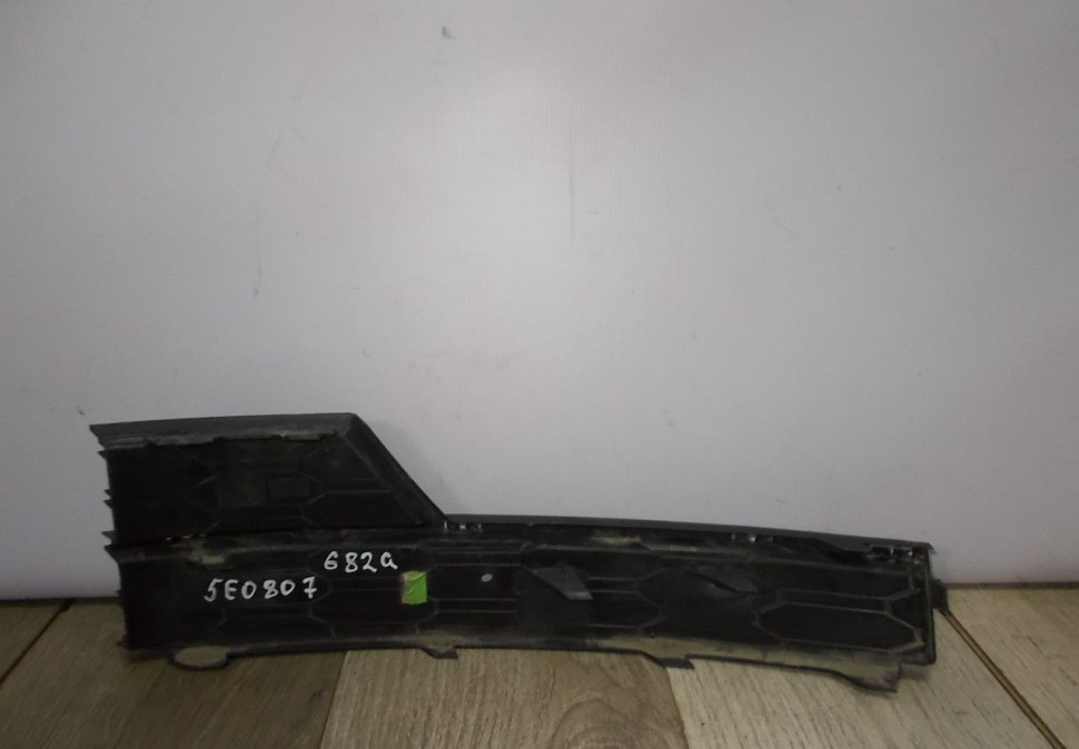 Решетка переднего бампера правая бу Skoda Octavia A7 рестайлинг OEM 5E0807682G Решетка переднего бампера правая бу Skoda Octavia A7 рестайлинг OEM 5E0807682G