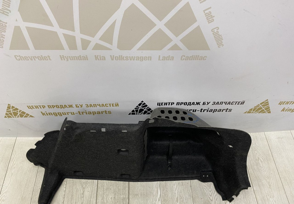 Обивка багажника правая Skoda Octavia A7 OEM 5EU867428 Обивка багажника правая Skoda Octavia A7 OEM 5EU867428