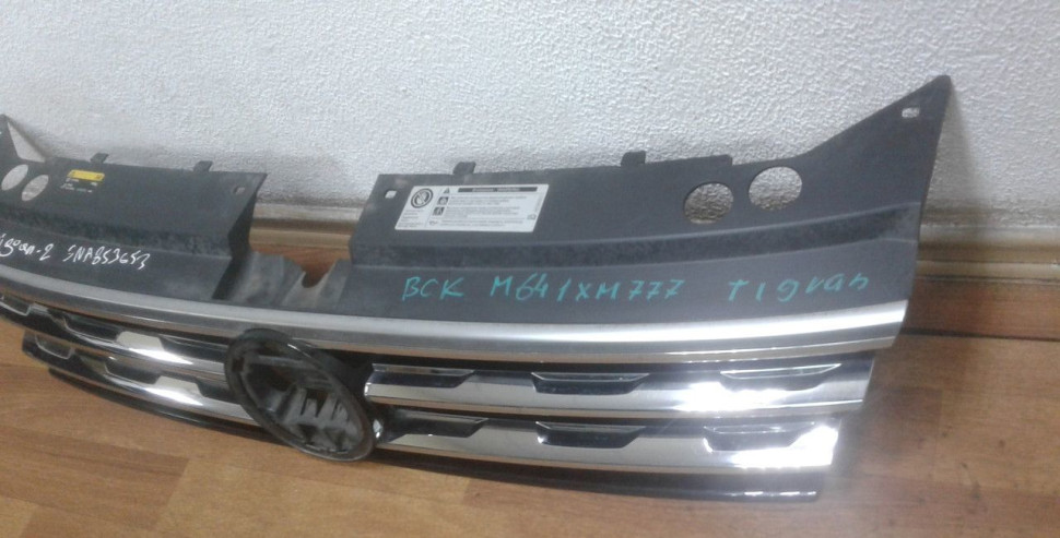 Решетка радиатора Volkswagen Tiguan 2 oem 5na853653 (трещина)