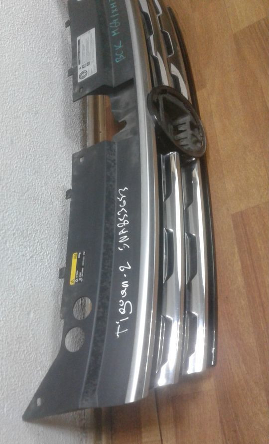 Решетка радиатора Volkswagen Tiguan 2 oem 5na853653 (трещина)