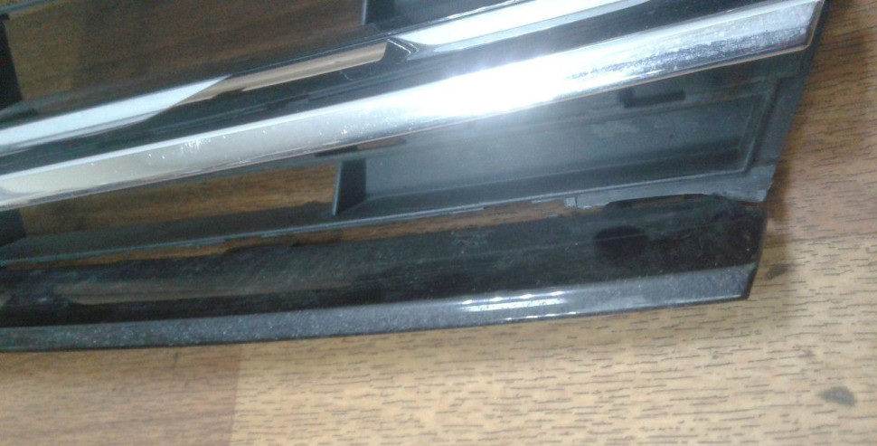 Решетка радиатора Volkswagen Tiguan 2 oem 5na853653 (трещина)