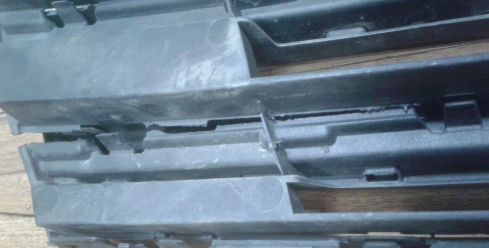 Решетка радиатора Volkswagen Tiguan 2 oem 5na853653 (трещина)