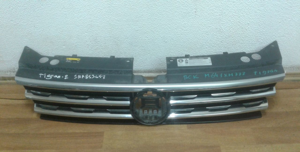 Решетка радиатора Volkswagen Tiguan 2 oem 5na853653 (трещина)