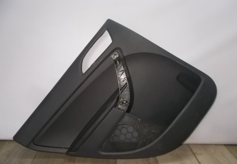 Обивка двери задняя левая бу Skoda Yeti OEM 5L0867211