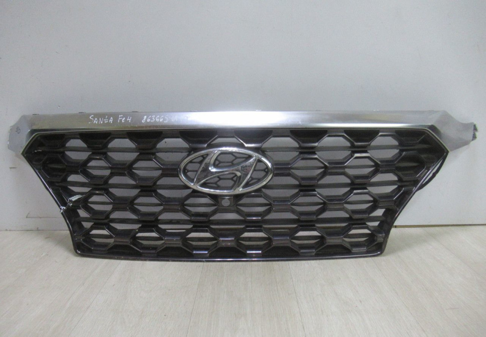 Решетка радиатора Hyundai Santa Fe 4 oem 86366s1110 (сломаны части хрома,трещина)