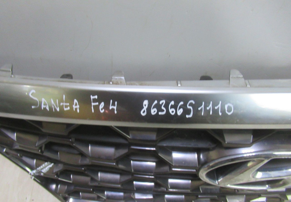 Решетка радиатора Hyundai Santa Fe 4 oem 86366s1110 (сломаны части хрома,трещина)