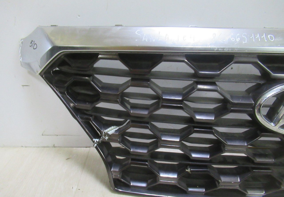 Решетка радиатора Hyundai Santa Fe 4 oem 86366s1110 (сломаны части хрома,трещина)