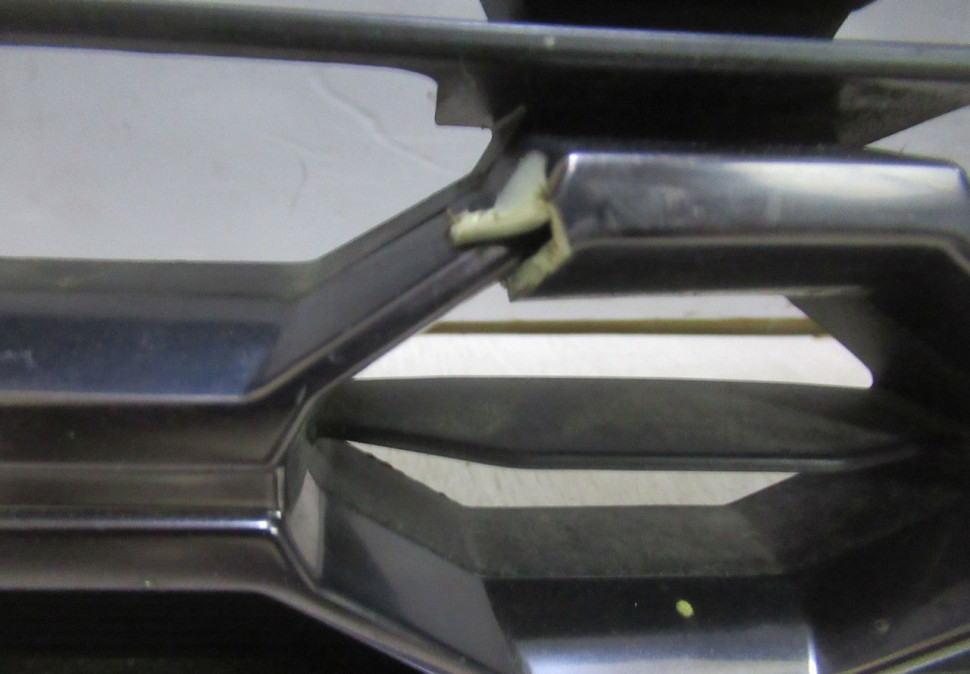 Решетка радиатора Hyundai Santa Fe 4 oem 86366s1110 (сломаны части хрома,трещина)