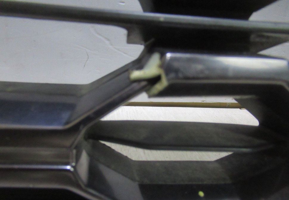 Решетка радиатора Hyundai Santa Fe 4 oem 86366s1110 (сломаны части хрома,трещина)