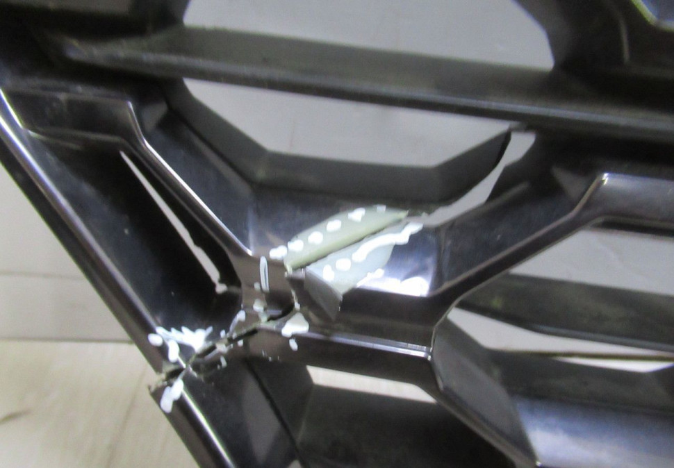 Решетка радиатора Hyundai Santa Fe 4 oem 86366s1110 (сломаны части хрома,трещина)