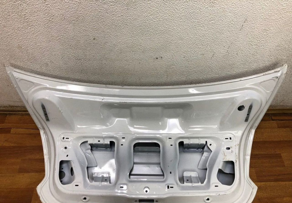 Крышка багажника Volkswagen Polo седан Oem 6RU827025 (вмятины) Крышка багажника Volkswagen Polo седан Oem 6RU827025 (вмятины)