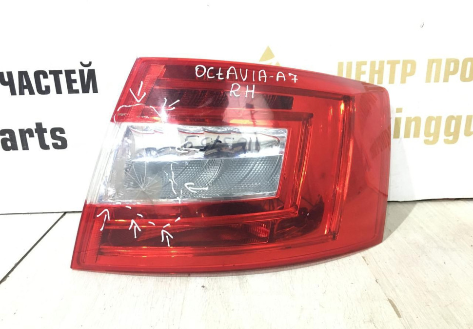 Фонарь диодный правый Skoda Octavia A7 OEM 5E5945096A