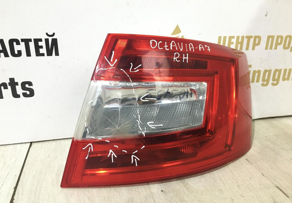 Фонарь диодный правый Skoda Octavia A7 OEM 5E5945096A