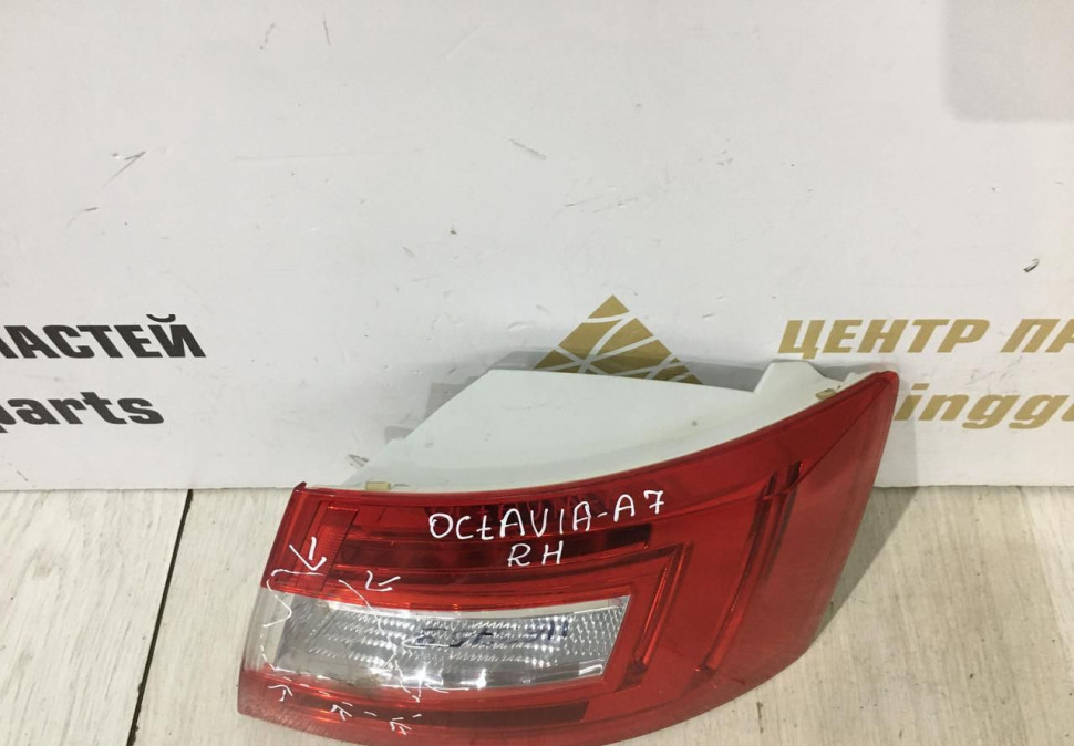 Фонарь диодный правый Skoda Octavia A7 OEM 5E5945096A