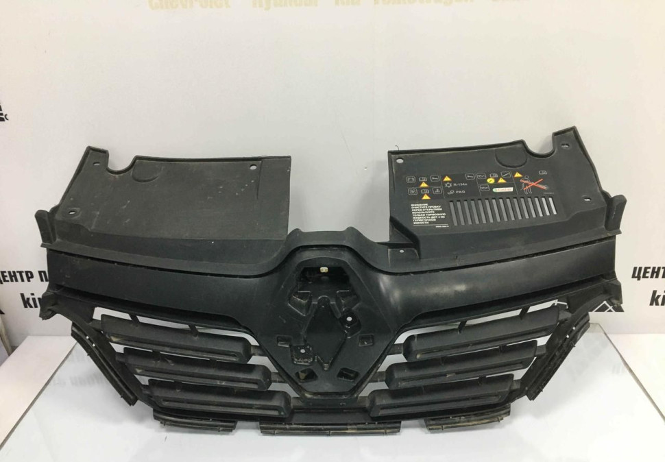 Решетка радиатора Renault Logan 2 рестайлинг OEM 623105887R