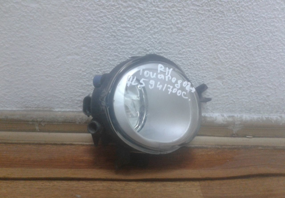 Фара ПТФ правая Volkswagen Touareg 1 (02>06) 7l5941700c (слом.1креп.)