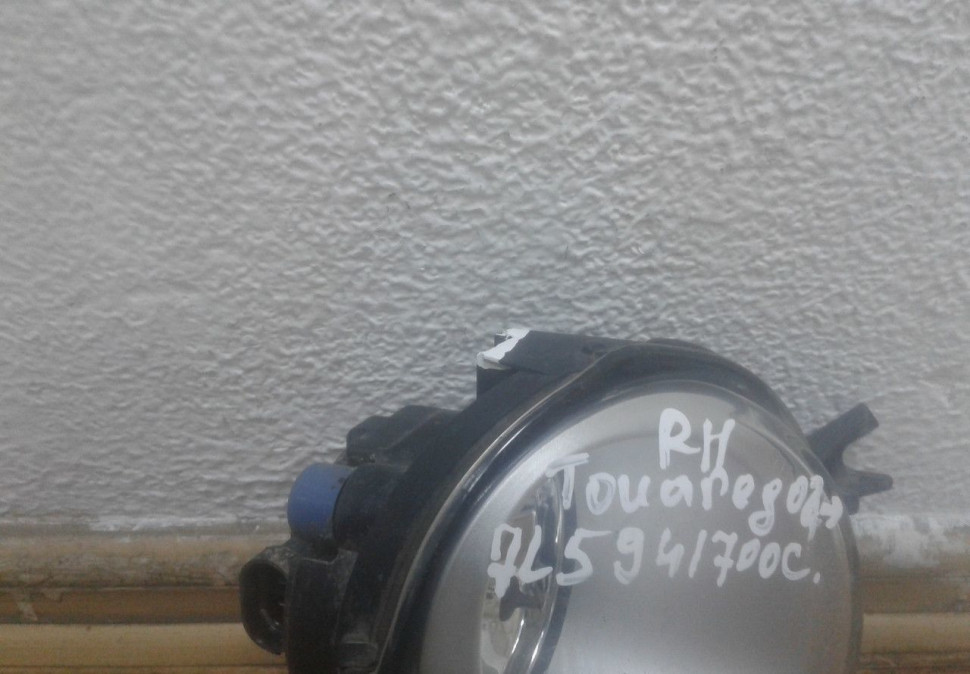 Фара ПТФ правая Volkswagen Touareg 1 (02>06) 7l5941700c (слом.1креп.) Фара ПТФ правая Volkswagen Touareg 1 (02>06) 7l5941700c (слом.1креп.)