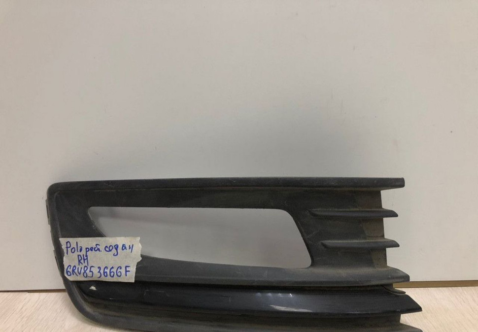 Накладка рамка ПТФ правая Volkswagen Polo рест oem 6RU853666F