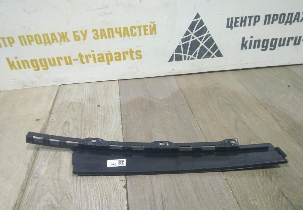 Накладка двери передняя правая бу Skoda Octavia A7 OEM 5E0837902B Накладка двери передняя правая бу Skoda Octavia A7 OEM 5E0837902B