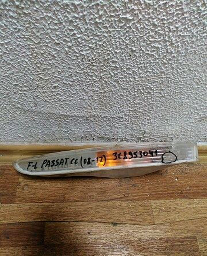 Повторитель поворота в бампер передний левый Volkswagen Passat CC(08-12) с трещиной на стекле oem 3c8953041