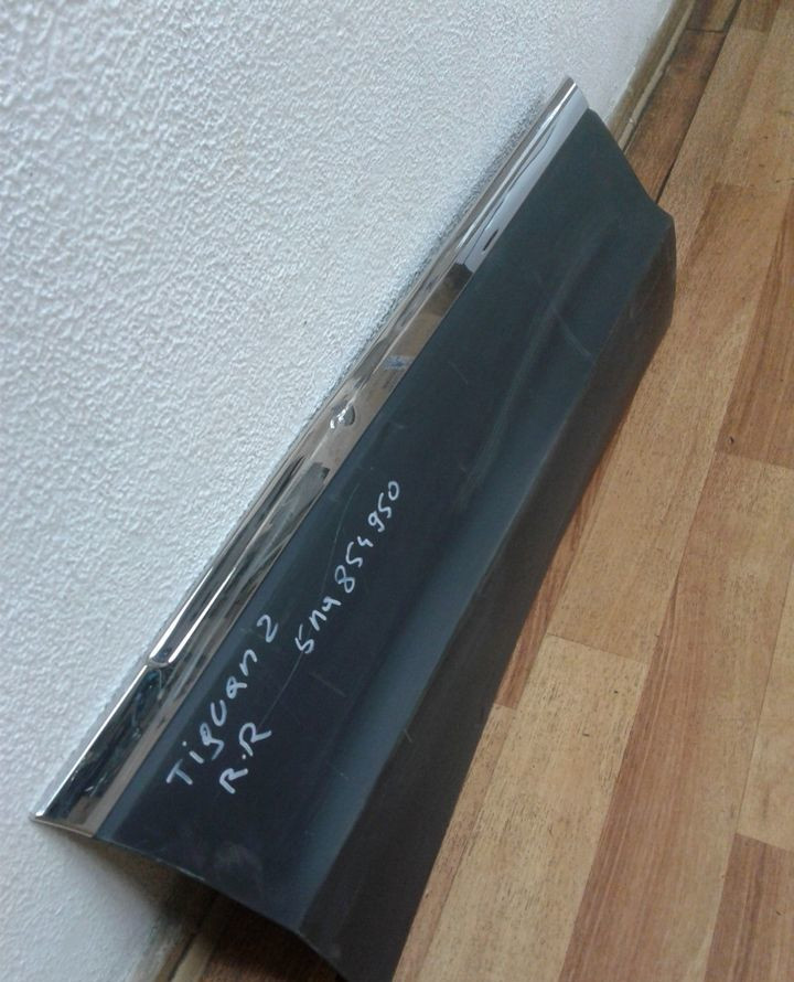 Молдинг двери задний правый Volkswagen Tiguan 2 oem 5na854950 (скл-3)