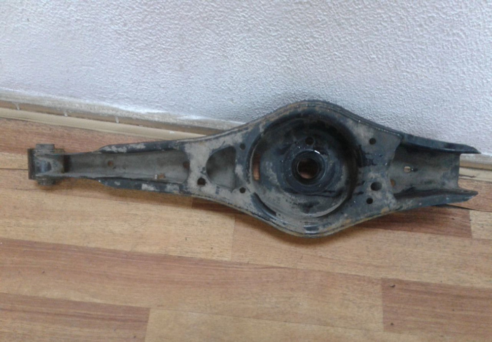 Рычаг поперечный задний нижний Volkswagen Passat CC oem 1k0505371