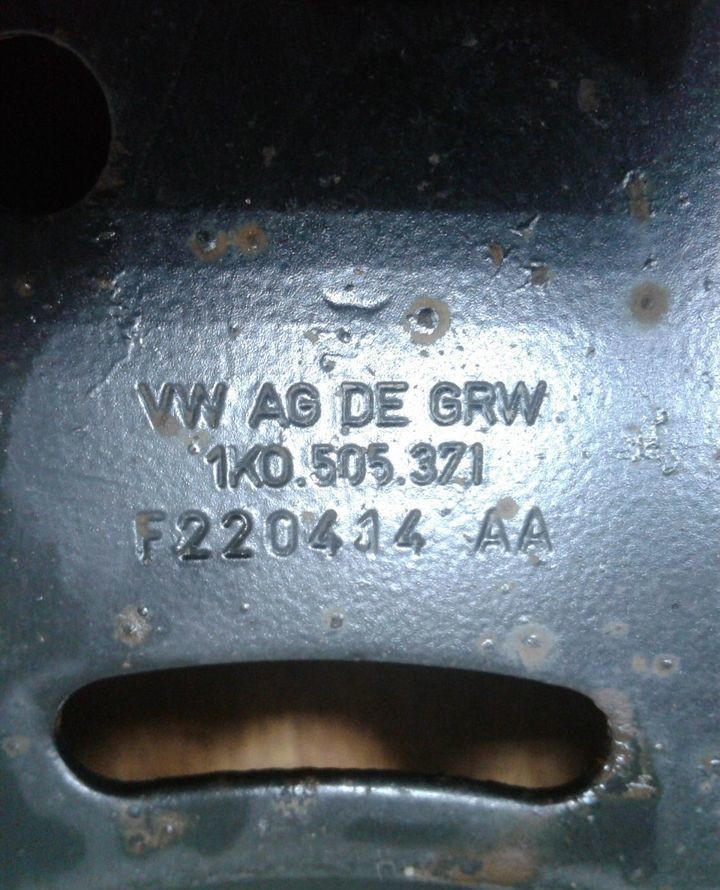 Рычаг поперечный задний нижний Volkswagen Passat CC oem 1k0505371