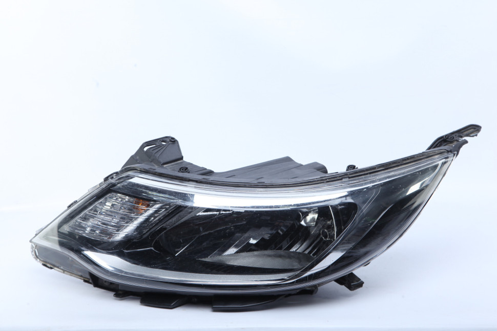 Фара левая Kia Rio 4 рестайл oem 921014x501 (слом. часть корпуса, 1 крепл.)