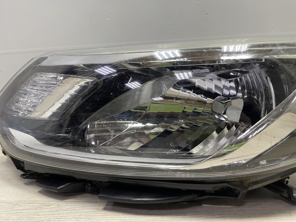 Фара левая Kia Rio 4 рестайл oem 921014x501 (слом. часть корпуса, 1 крепл.)