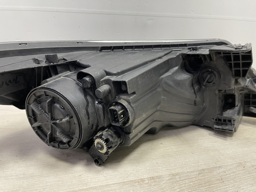 Фара левая Kia Rio 4 рестайл oem 921014x501 (слом. часть корпуса, 1 крепл.)