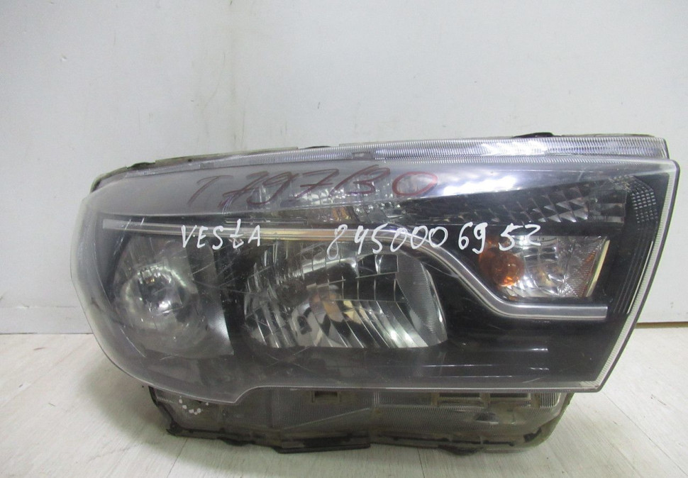 Фара правая Lada Vesta oem 8450006952 (сломаны части в корпусе ,слом.1крепл) (скл-3)