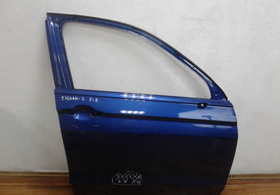 Дверь передняя правая Volkswagen Tiguan 2 (мал. вмятина)