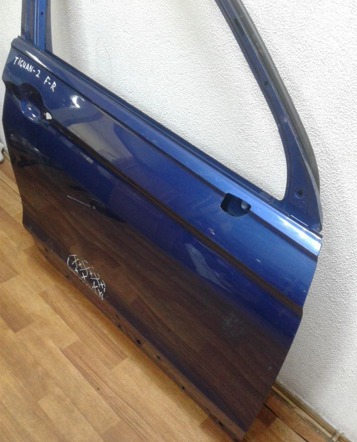 Дверь передняя правая Volkswagen Tiguan 2 (мал. вмятина)