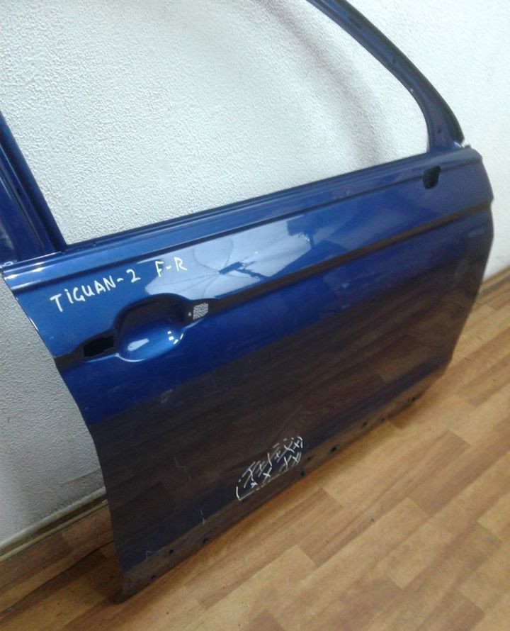 Дверь передняя правая Volkswagen Tiguan 2 (мал. вмятина)