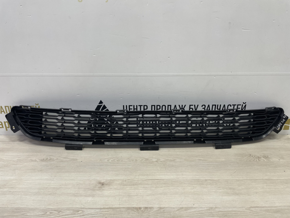 Решетка переднего бампера Kia Sorento (12>) oem 885622p500