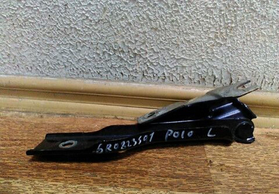 Петля капота левая Volkswagen Polo (11>) oem 6r0823301a