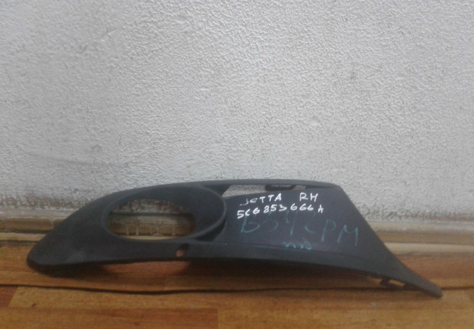 Решетка ПТФ правая Volkswagen Jetta 6(11>15) oem 5c6853666