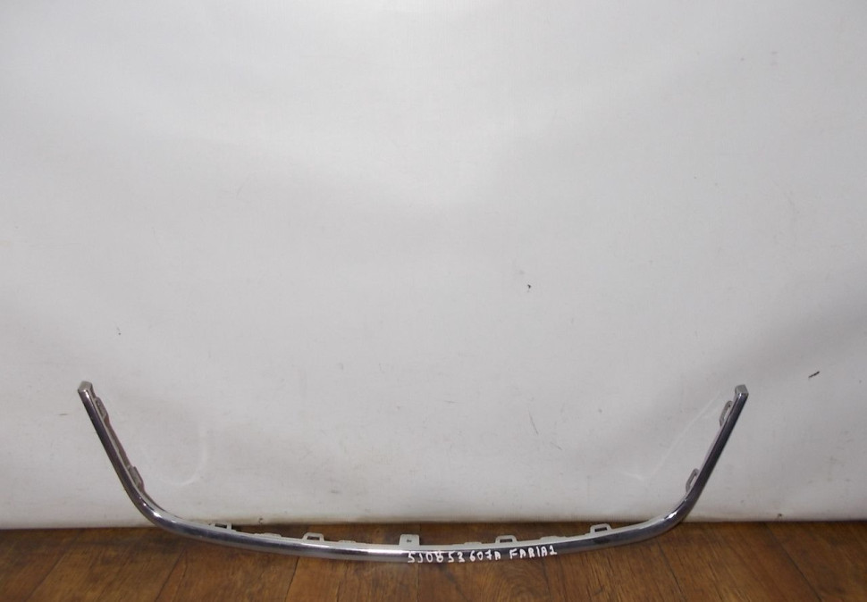 Молдинг решетки радиатора бу Skoda Fabia 2 рестайлинг OEM 5J0853607A