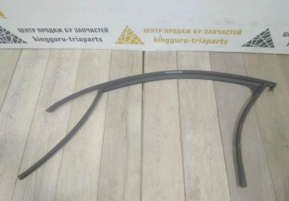 Уплотнитель стекла двери передний правый бу Skoda Octavia A7 OEM 5E0837431