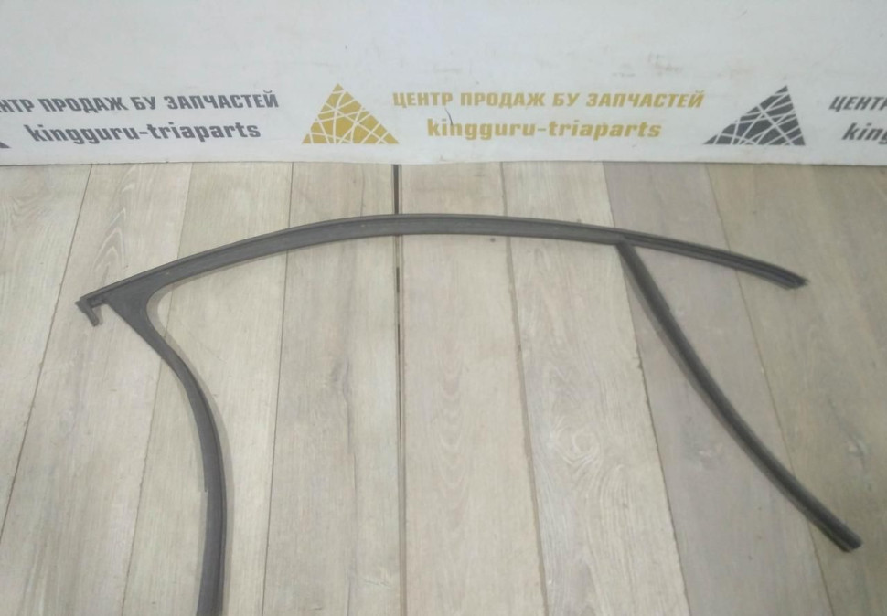 Уплотнитель стекла двери передний правый бу Skoda Octavia A7 OEM 5E0837431
