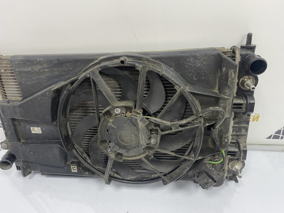 Диффузор с вентилятором Lada Granta АКПП 1.6Л Бензин  oem 640955