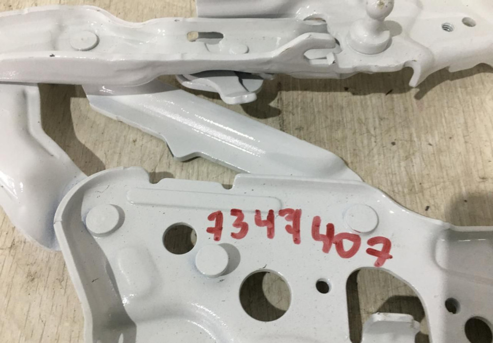 Петля капота левая BMW 5 G30 OEM 41007427051