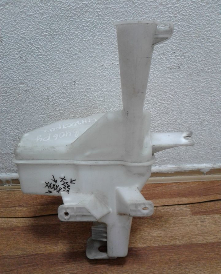 Бачок омывателя Kia Rio 4 (11-17) трещина oem 986104y200 Бачок омывателя Kia Rio 4 (11-17) трещина oem 986104y200