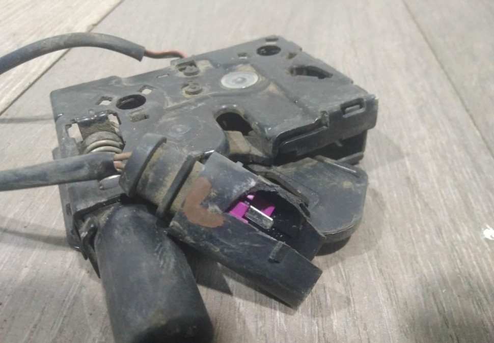 Замок капота бу Skoda Superb OEM 3T0823509 Замок капота бу Skoda Superb OEM 3T0823509