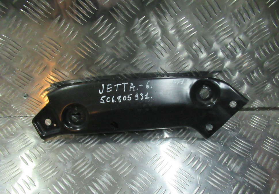 Кронштейн фары левый Volkswagen Jetta 6 oem 5c6805931