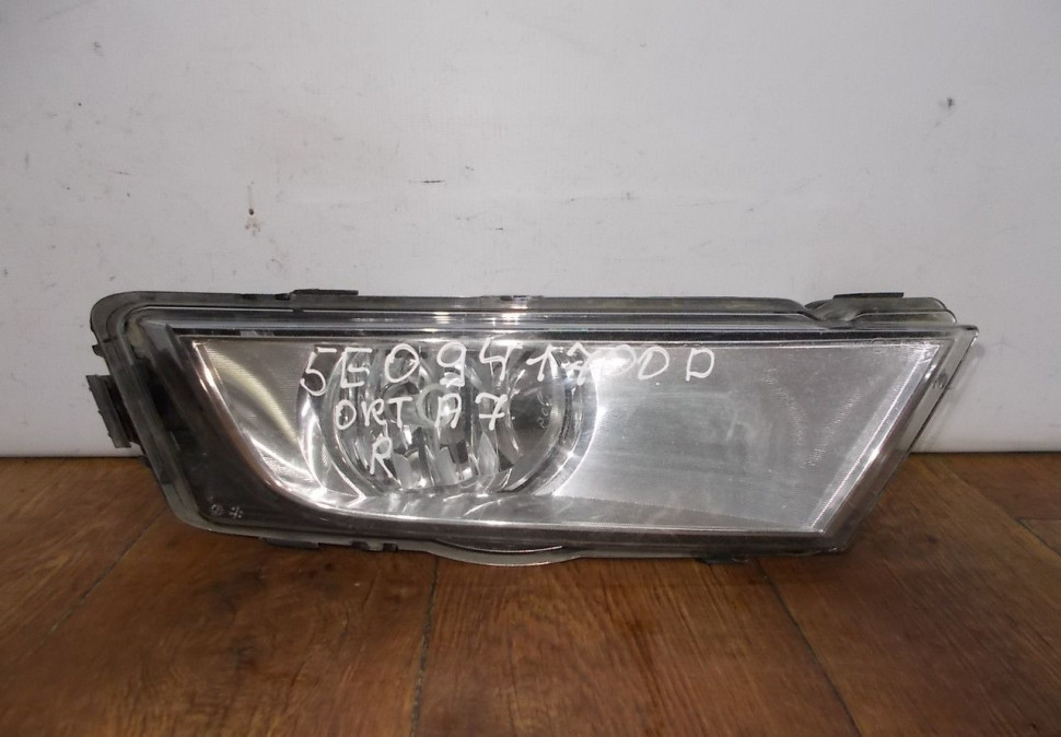 Фара противотуманная правая бу Skoda Octavia A7 OEM 5E0941700D