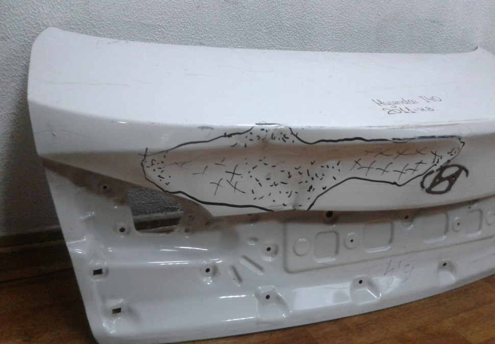 Крышка багажника Hyundai i40 седан (вмятина) Крышка багажника Hyundai i40 седан (вмятина)