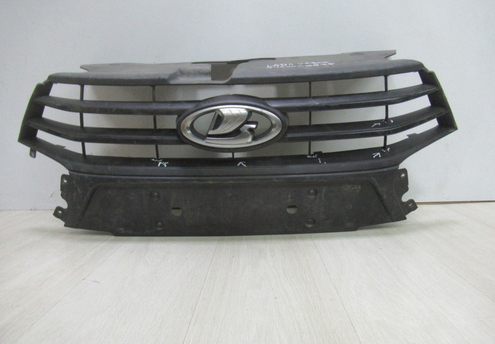 Решетка радиатора Lada Vesta Oem 8450008875 (мол.трещины) (скл-3)